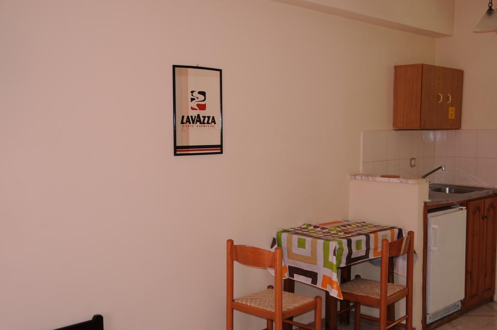 Apartamento Vicky'S Garden Kalamákion Exterior foto