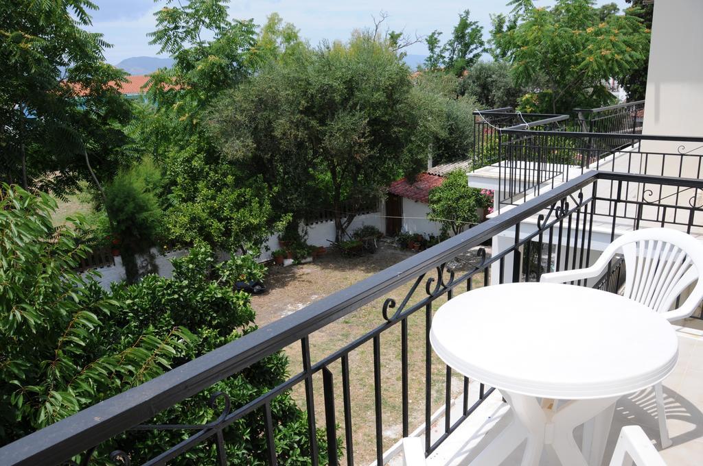 Apartamento Vicky'S Garden Kalamákion Exterior foto